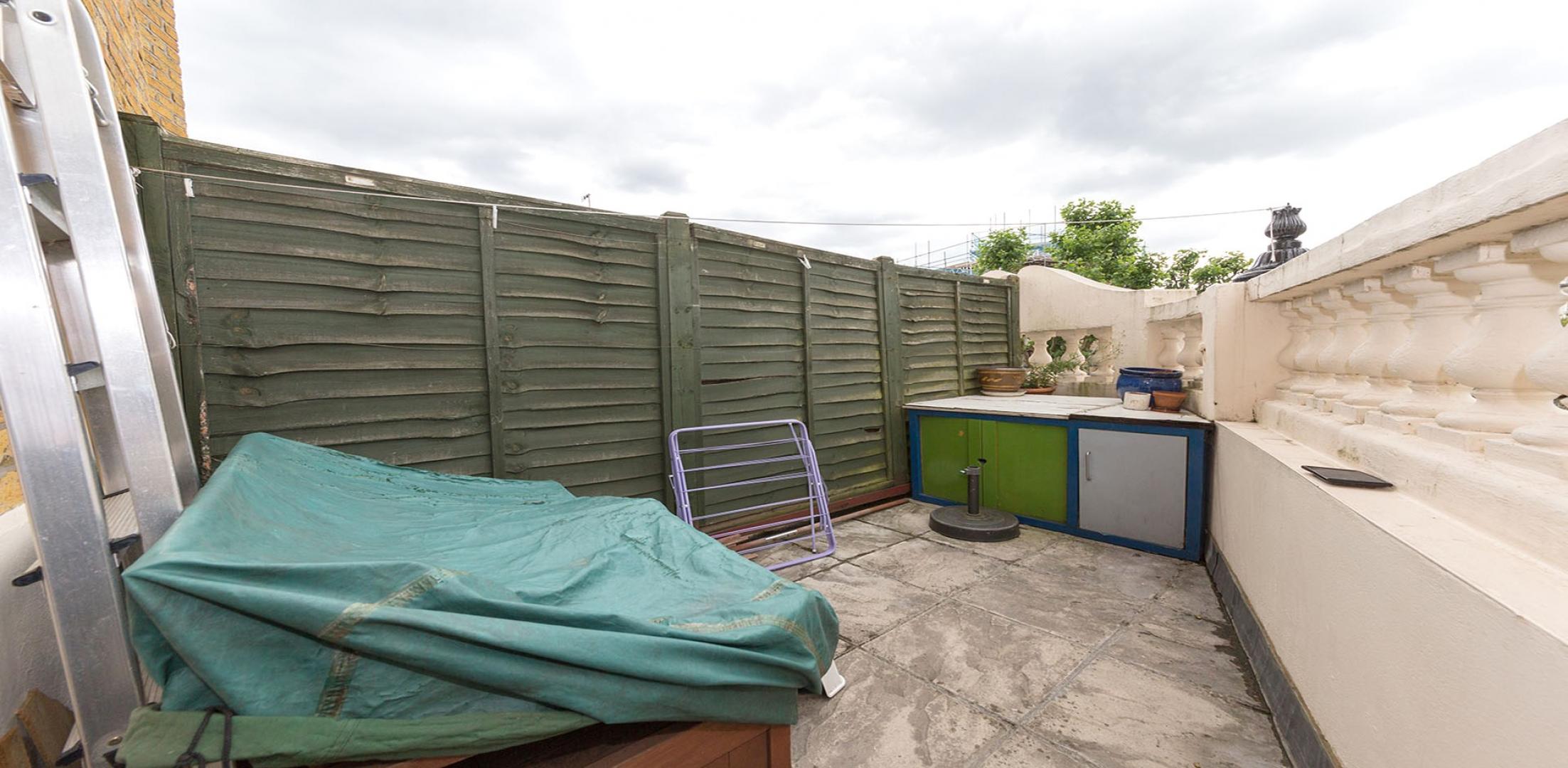 			Private Roof Terrace, 1 Bedroom, 1 bath, 1 reception Flat			 Canterbury Road, QUEENS PARK